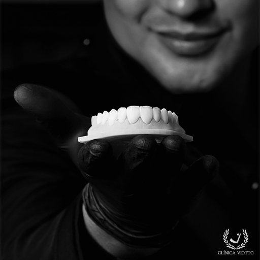 Dr. Roberto Viotto Especialista em Facetas de Porcelana